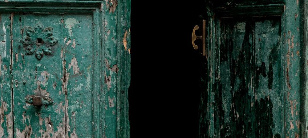 8 Sinais de Que Sua Porta Precisa Ser Trocada Urgentemente
