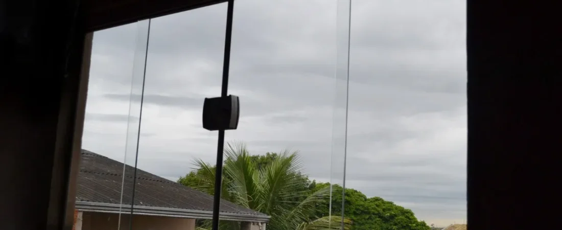 fechadura bate e fecha na janela